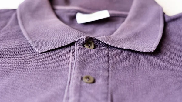 Detalle Del Cuello Botones Una Camisa Polo Púrpura Ropa Deportiva — Foto de Stock