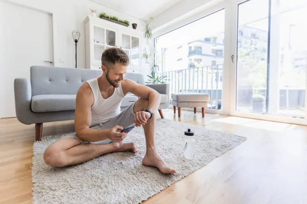 Jovem Bonito Trabalhando Casa Sala Estar — Fotografia de Stock