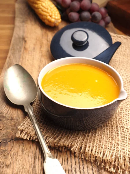 Sopa Creme Abóbora Hokkaido Orgânico Uma Tigela Cerâmica Azul Comida — Fotografia de Stock