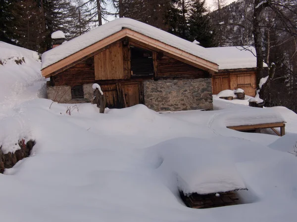 Casa Madera Nieve —  Fotos de Stock