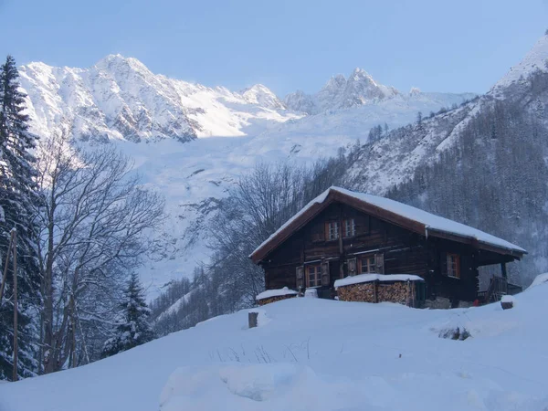 Bela Paisagem Com Árvores Cobertas Neve Nas Montanhas — Fotografia de Stock