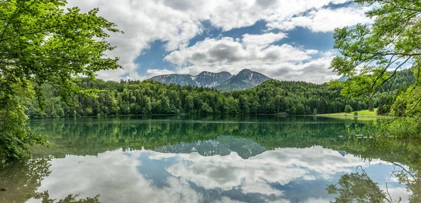 湖と山の美しい風景 — ストック写真