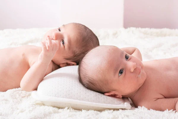 Jeden Měsíc Novorozenci Dvojčata Odpočívající Posteli Zblízka Portrét Záběr — Stock fotografie