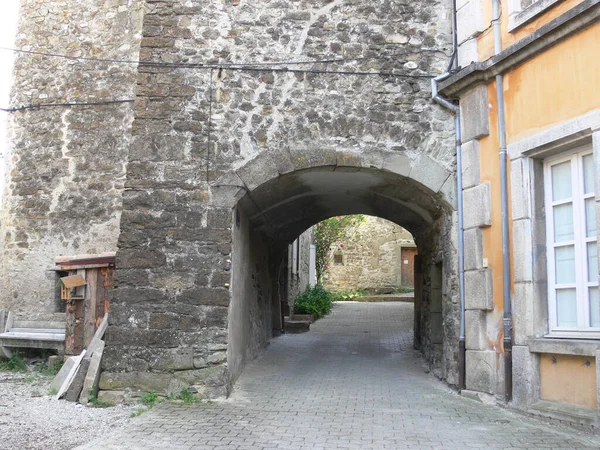 Parede Pedra Velha Com Uma Porta Estreita Uma Ponte Madeira — Fotografia de Stock