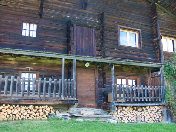 村の古い木造住宅 — ストック写真