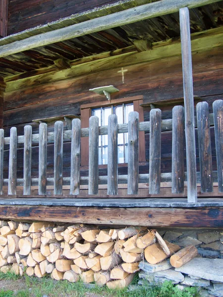 Dřevěný Dům Oknem — Stock fotografie