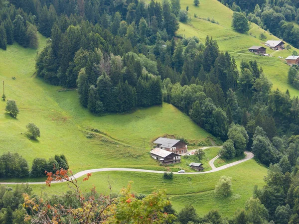 Wunderschöne Landschaft Mit Einem Kleinen Dorf Den Bergen — Stockfoto