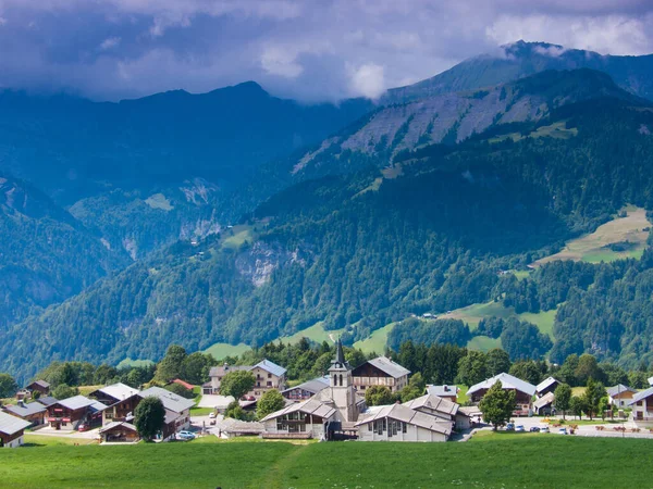 Hermoso Paisaje Con Montañas Cielo Azul — Foto de Stock