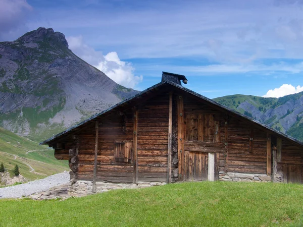 Hermoso Paisaje Con Una Cabaña Madera Las Montañas — Foto de Stock