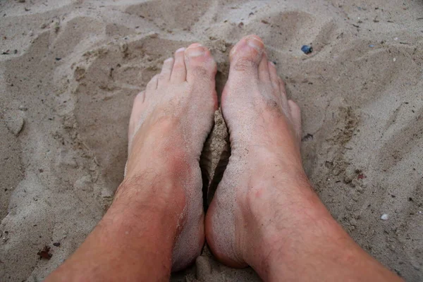 Pés Uma Praia Arenosa São Cobertos Areia — Fotografia de Stock