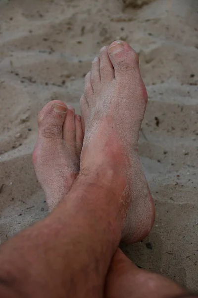 Pés Uma Praia Arenosa São Cobertos Areia — Fotografia de Stock