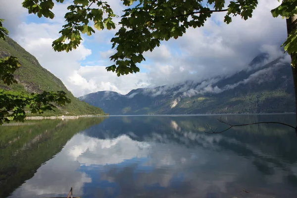 Spiegelung Des Himmels Und Der Berge Blauen Wasser Des Fjords — Stockfoto