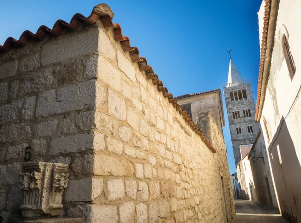 Vista Uma Igreja Cidade Velha Rab Croácia — Fotografia de Stock