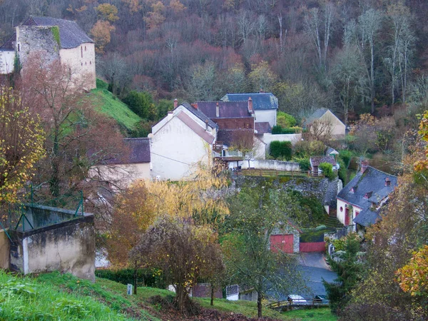 背景是一个小村庄的秋天风景 — 图库照片