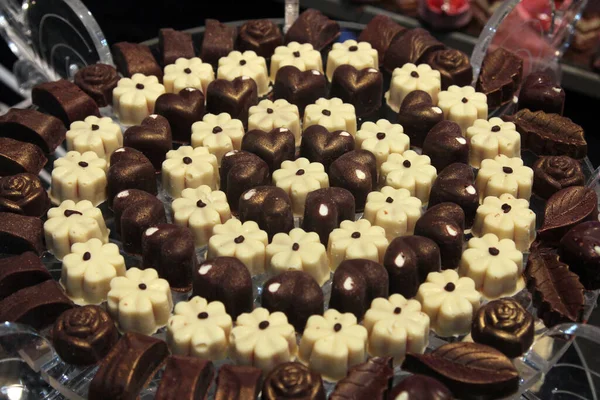 Bunte Desserts Und Gebäck Auf Einer Hochzeitsfeier Serviert — Stockfoto