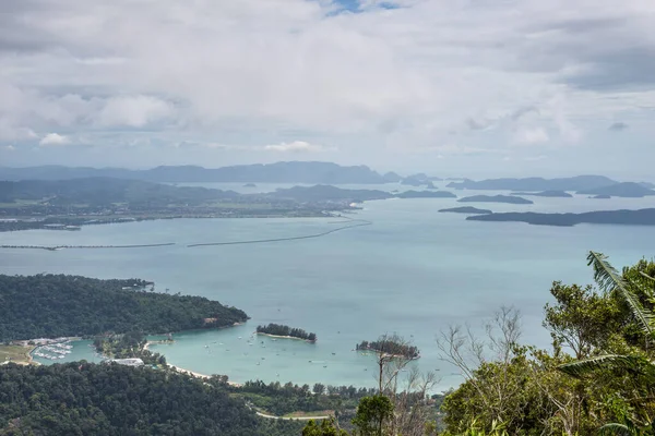 从马来西亚朗卡维的缆车上看到的多云天气中的天空 大海和山景 热带森林 马六甲海峡水域中的小岛之间有海湾的风景如画 — 图库照片