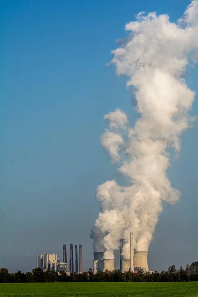 地面烟雾弥漫的核电厂 — 图库照片