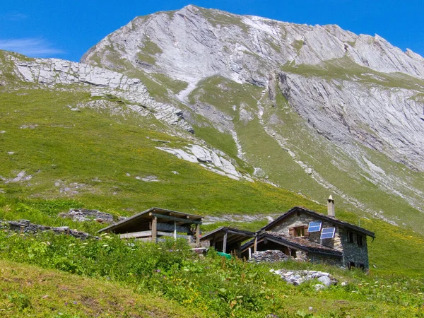 Alpine Berglandschap Met Een Klein Dorpje Zwitserse Alpen — Stockfoto