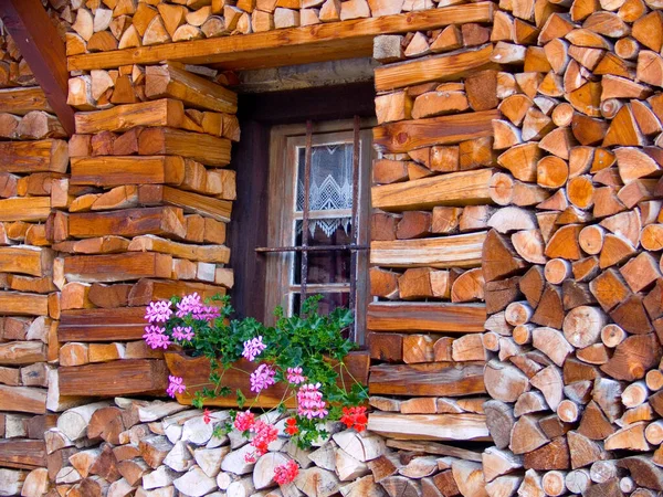 Drewniany Dom Oknem — Zdjęcie stockowe