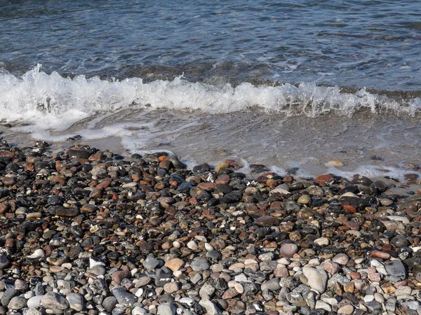 Kleine Stenen Het Strand Met Golven — Stockfoto