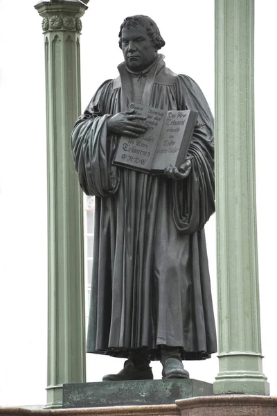 Památník Martina Luthera Wittenbergu Ruce Drží Bibli Socha Stojí Tržišti — Stock fotografie