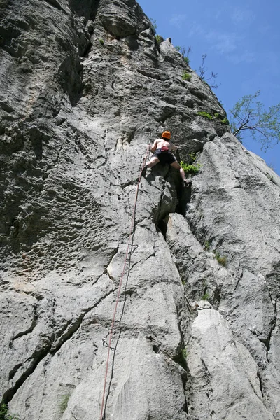 Bergsteiger Klettert Auf Einen Felsen — Stockfoto