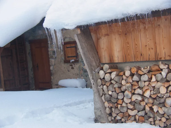 Casa Madera Con Nieve —  Fotos de Stock