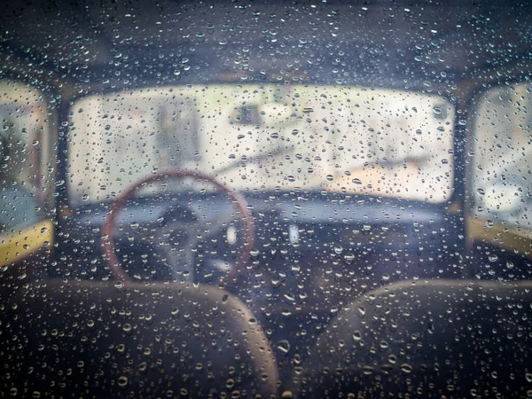 Tampilan Jendela Belakang Dalam Oldtimmer Klasik Dengan Tetes Hujan — Stok Foto
