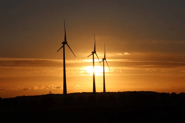 日落时的风力涡轮机 — 图库照片