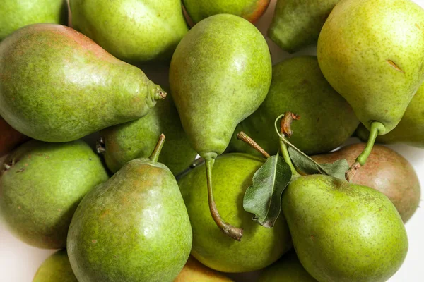 Groene Peren Een Witte Achtergrond — Stockfoto