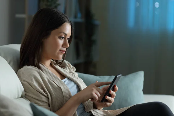 Frau Mit Smartphone Sitzt Nachts Hause Auf Sofa — Stockfoto