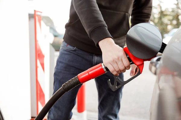 Concetto Trasporto Proprietà Uomo Che Pompa Benzina Auto Presso Stazione — Foto Stock