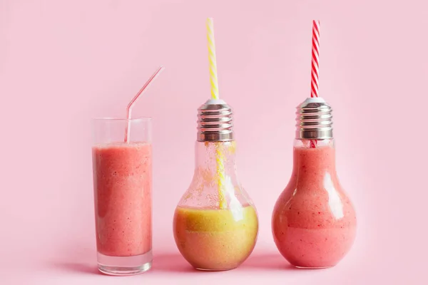 Colagem Óculos Com Smoothie Delicioso Fresco Palha Fundo Rosa — Fotografia de Stock