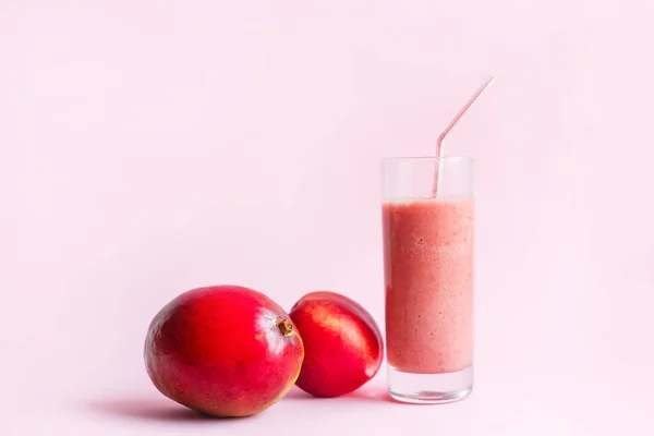 Smoothie Rosa Fresco Com Pêssego Manga Sobre Fundo Isolado Rosa — Fotografia de Stock