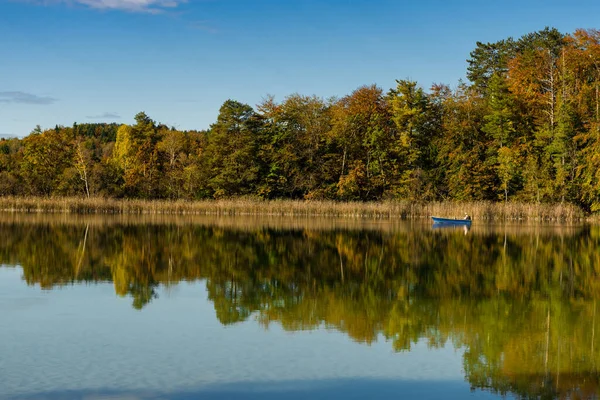 Wunderschöne Herbstlandschaft Mit Bäumen Und Spiegelungen — Stockfoto