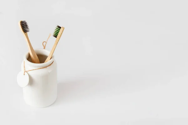 Copo Cerâmica Com Escovas Dentes Madeira Branco Com Espaço Cópia — Fotografia de Stock