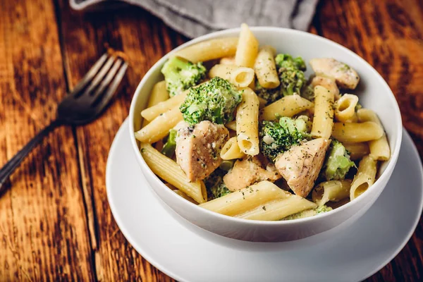 Krämig Fullkornspasta Med Kyckling Och Broccoli — Stockfoto