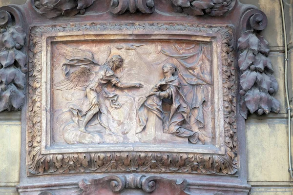 Reliéf Scény Zvěstování Fasádě Domu Boloni Itálie — Stock fotografie