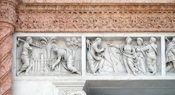 耶稣在玛利亚 玛格达莱娜的花园离开 玛利亚 玛格达莱娜在意大利博洛尼亚圣彼得罗尼欧大教堂的门旁边指出了救世主 — 图库照片