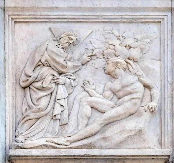 创造亚当 创世纪救济在意大利博洛尼亚圣彼得罗尼乌斯大教堂入口 — 图库照片