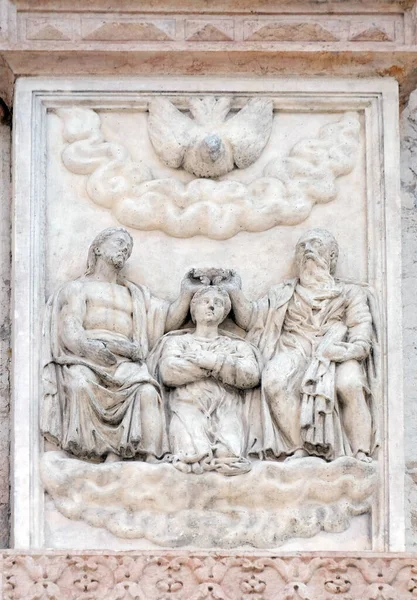 イタリアのボローニャにあるサン ペトロニオ大聖堂の右ドア Giacomo Sillaによる聖母の戴冠式 — ストック写真