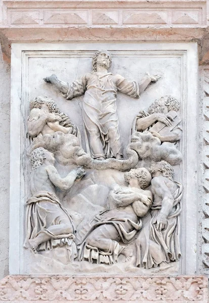 意大利博洛尼亚圣彼得罗尼欧大教堂右门Giacomo Scilla对主的改造 — 图库照片