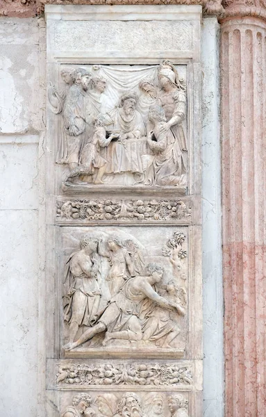 由Niccolo Tribolo带来的雅各和天使和由Francesco Milano带来的杯子 意大利博洛尼亚San Petronio大教堂左边的门 — 图库照片