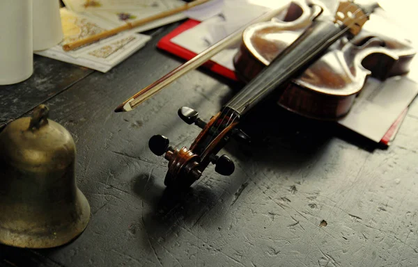 Instrumentos Violino Musicais Mesa Madeira — Fotografia de Stock