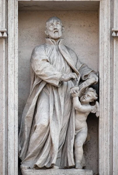 イタリアのローマにある聖アンドレア デッラ ヴァレ教会の入口にある聖カヘタン像 — ストック写真