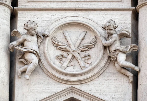 Angeli Con Simboli Del Martirio Sul Portale Della Chiesa Sant — Foto Stock