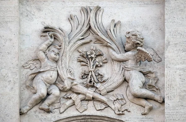 Angeli Con Simboli Del Martirio Sul Portale Della Chiesa Sant — Foto Stock