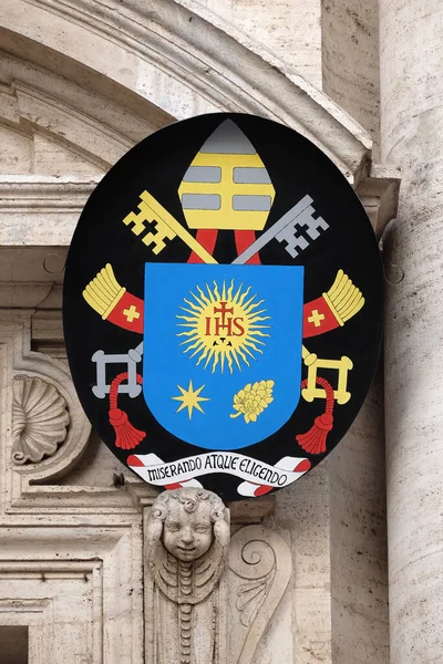 教皇フランシスの紋章 Gesu教会のファサード イエスの社会の母教会 ローマ イタリア — ストック写真