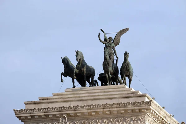 Victoria Istennő Szobra Quadrigán Lovagolva Victor Emmanuel Nemzeti Emlékműve Róma — Stock Fotó