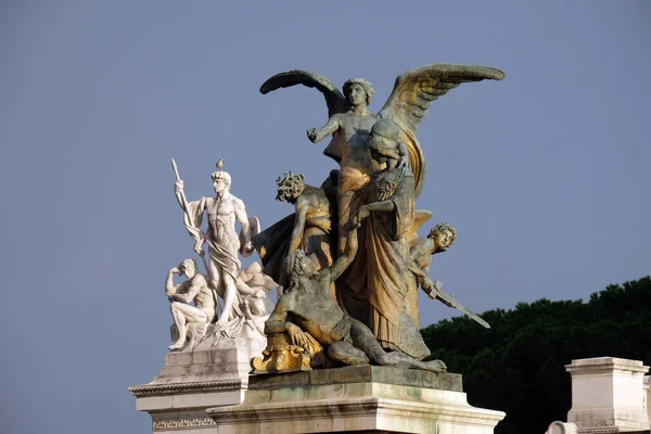 Statyer Tanke Och Styrka Monumentet Victor Emmanuel Venedigtorget Rom Italien — Stockfoto